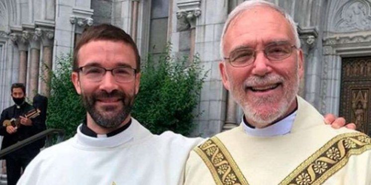 Novozaređeni svećenik dao prvi blagoslov svom sinu svećeniku