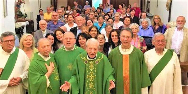 Stogodišnji svećenik slavio svetu misu sa svoja četiri sina svećenika
