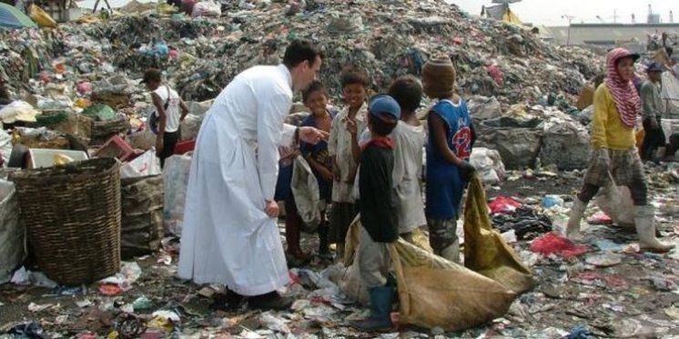 Svećenik koji spašava djecu s filipinskih odlagališta