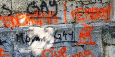 ŠOKANTNO Uvredljivi grafiti na ostacima katoličke crkve u Bihaću