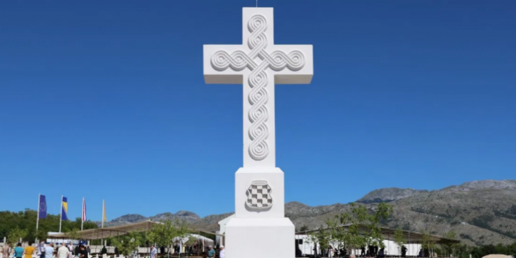 Vukovarski dar Mostaru: Na Groblju mira u Bilima stoji replika Vukovarskog križa