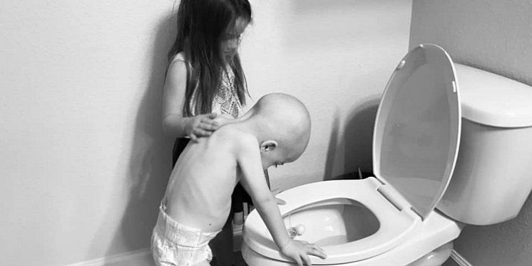 Fotografija djevojčice koja tješi mlađeg brata s leukemijom obišla je svijet i to s razlogom