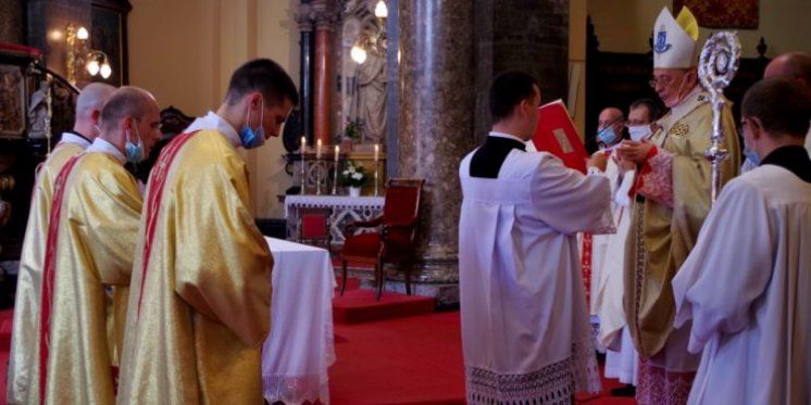 ČESTITAMO! Nadbiskup Devčić zaredio trojicu novih đakona