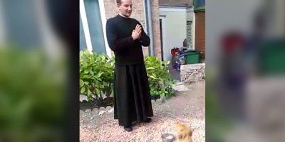 (VIDEO) Pas koji se moli prije jela