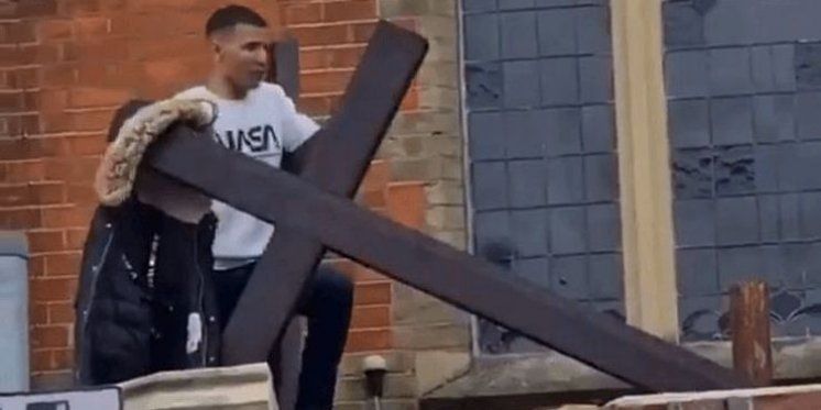 (VIDEO) Muškarac usred Londona devastirao križ na crkvi