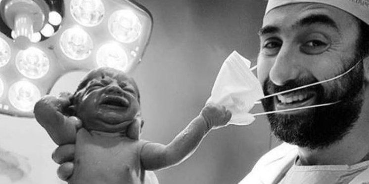 SIMBOL NADE USRED PANDEMIJE Fotografija ginekologa s bebom koja mu je skinula masku postala viralna