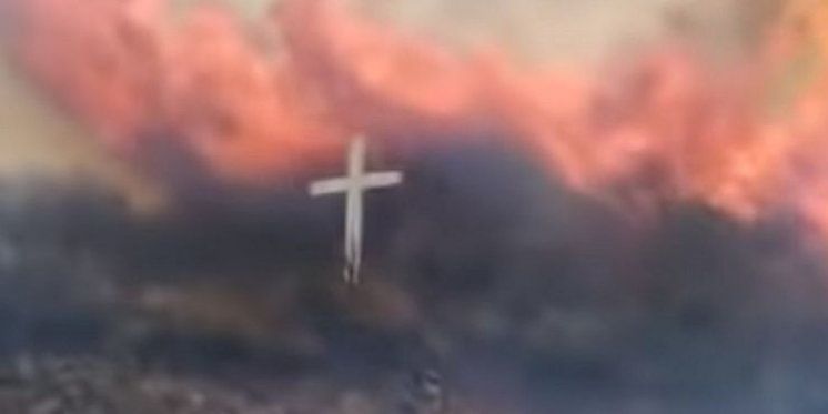 VIDEO U vatrenoj buktinji, križ ostao netaknut