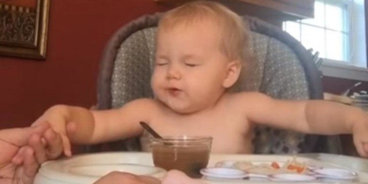 [VIDEO] Ova beba shvaća ozbiljno molitvu prije jela
