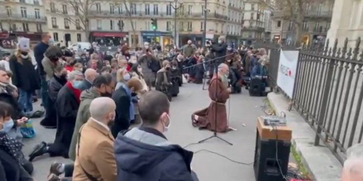 VIDEO Francuski katolici mole pred zatvorenim crkvama: ‘Bez mise smo kao bez hrane’