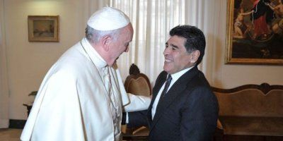 Papa Franjo pozvao na molitvu za preminulog Maradonu