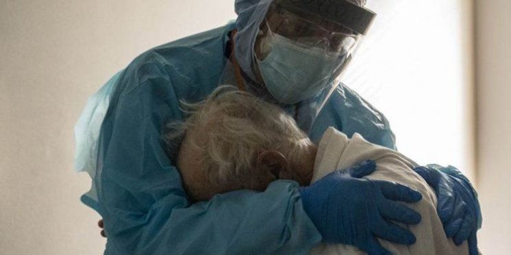 Fotografija koja je dirnula svijet: Zagrljaj doktora i pacijenta oboljelog od covida