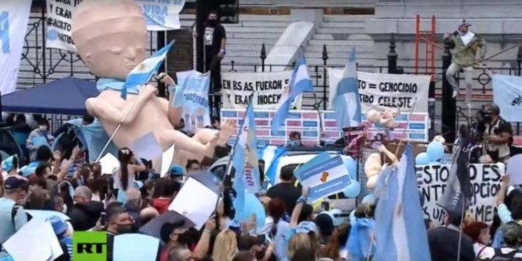 Tisuće ljudi u Argentini hodalo protiv novog Zakona o pobačaju
