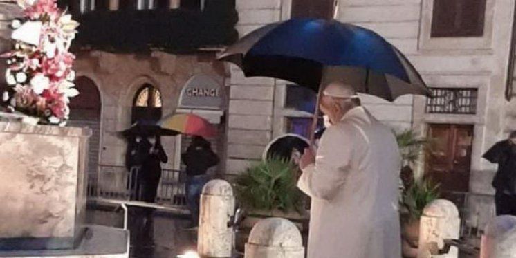 Papa Franjo u privatnoj molitvi Bezgrešnoj