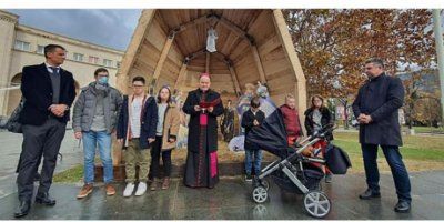 Biskup Palić blagoslovio božićne jaslice u Mostaru