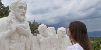 Poslušajte pjesmu &quot;Kad vjera&quot; zajednice Ruah Adonai i dopustite da vas dotakne Isusov mir