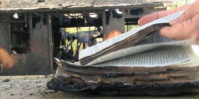 BOŽIĆNA PORUKA SVIJETU Obiteljska Biblija preživjela požar