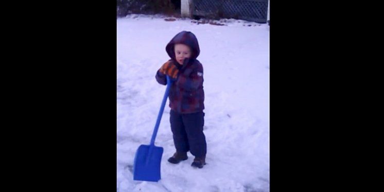Mama je poslala dječaka da počisti snijeg: Nakon nekoliko trenutaka napravio je nešto što je nasmijalo milijune