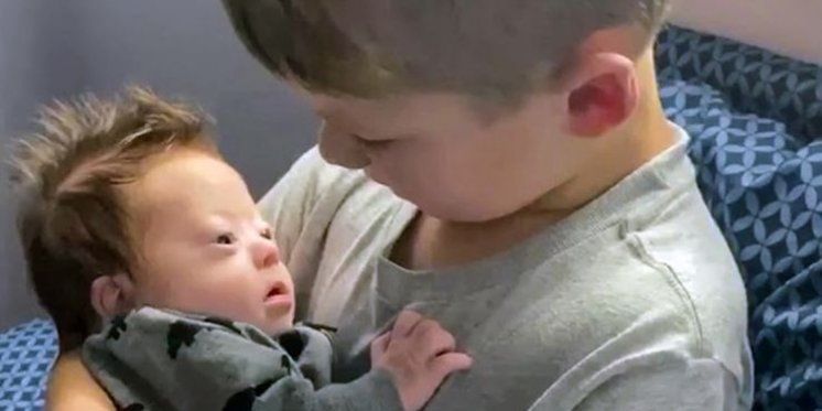 Video dječaka kako pjeva djetetu bratu s Downovim sindromom dotaknuo milijune ljudi