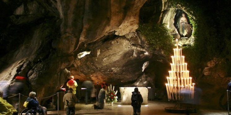 CON QUESTA PREGHIERA, METTI LA TUA FAMIGLIA SOTTO LA PROTEZIONE DELLA NOSTRA SIGNORA DI LOURDES