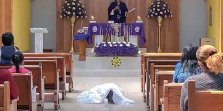 Čovjek preminuo na koljenima pred oltarom