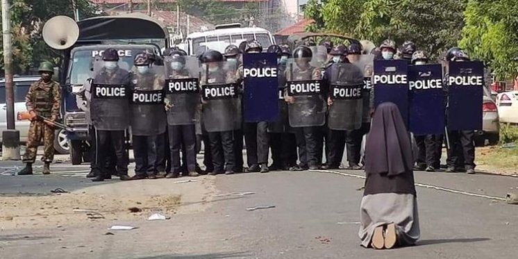 POTRESNO Redovnica iz Mjanmara stala pred policiju kako bi zaštitila mlade prosvjednike. Spasila ih više od stotinu! Kardinal poručio crkvenim vođama &quot;slijedite njezinu hrabrost kao primjer&quot;