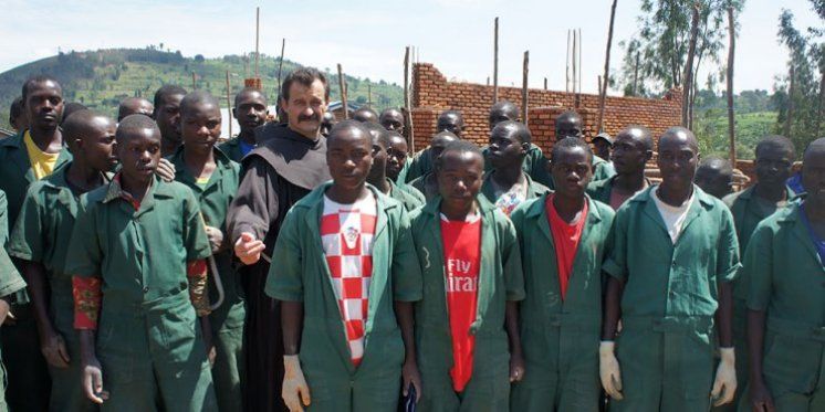 Donacijama Hrvata fra Ivica Perić u Ruandi gradi selo kakvim bi se dičili i u Europi