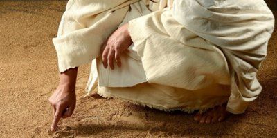 Isus piše na pijesku...što piše?