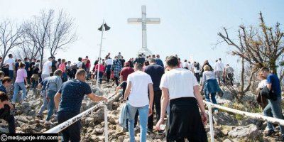 Mnoštvo vjernika na Križnom putu uz Križevac