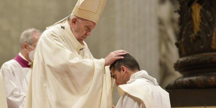 Papa Franjo novozaređenim svećenicima: Budite pastiri, a ne poduzetnici