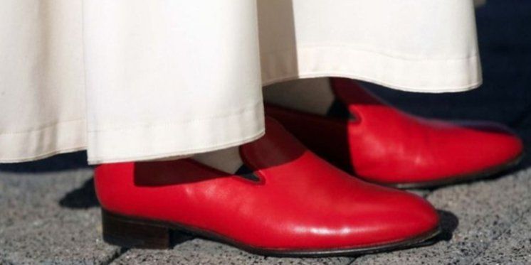 Zašto Papa nosi crvene cipele?