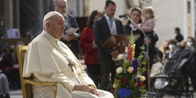 Papa Franjo moli krunicu za ranjeno čovječanstvo