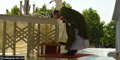 Zašto svećenik ljubi oltar?