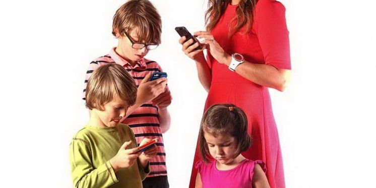 Dok su roditelji na mobitelu, djeca se osjećaju nebitno