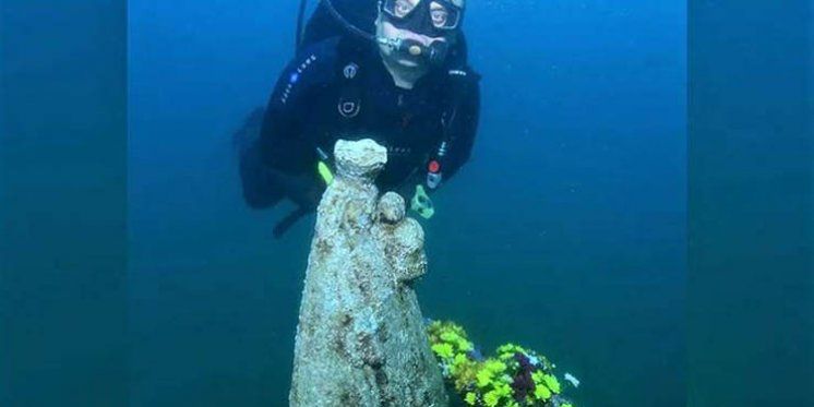 Brončani Gospin kip 14 metara pod morem