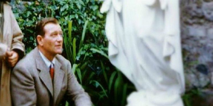Neočekivana priča iza fotografije Johna Waynea i njegovog sina pred kipom Djevice Marije