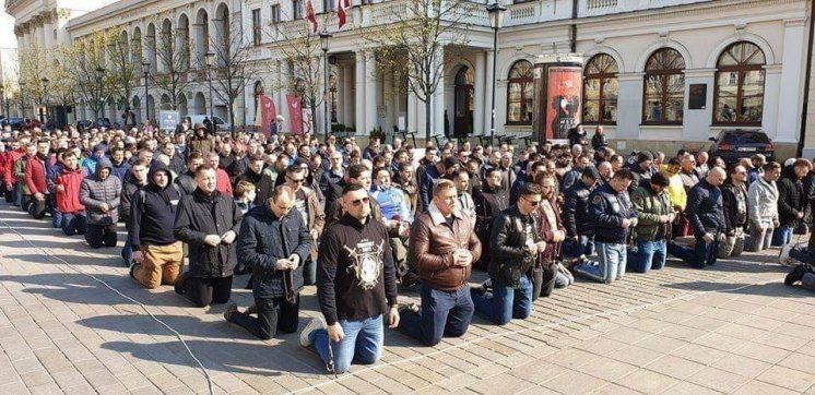 Poljaci, i to sve redom muškarci, mole svetu krunicu na koljenima nasred trga u Poljskoj!