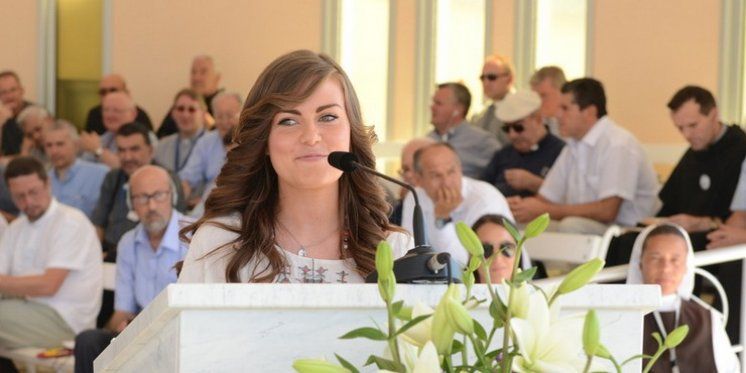 Sono davanti a voi qui a Medjugorje, senza carrelli e stampelle