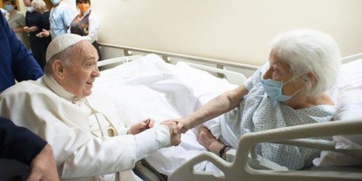 Papa ostaje još u bolnici