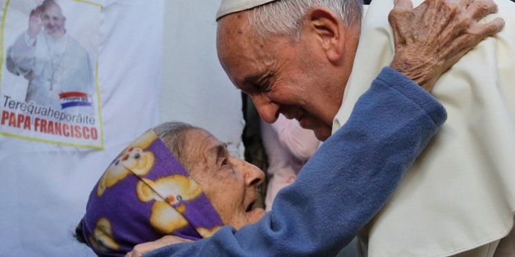 VIDEO Papa moli s djedovima, bakama i starijim osobama diljem svijeta