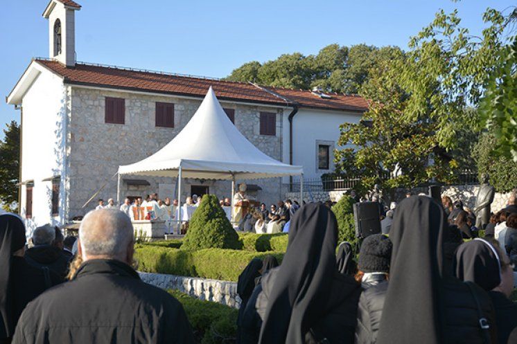 [FOTO] Kardinal Vinko Puljić blagoslovio kapelicu u rodnoj kući Petra Barbarić u Šiljevištu