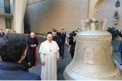 DIVNA INICIJATIVA Papa blagoslovio zvona - “Glas nerođenih”