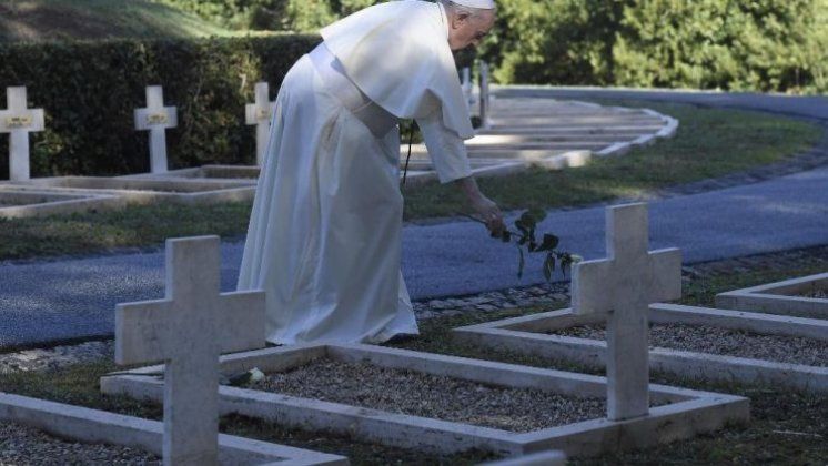 Papa: Grobovi umrlih u ratu vapaj su za mir