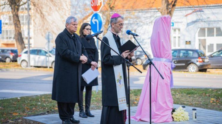 Vukovar: Blagoslovljen spomenik trudnici i njezinom nerođenom djetetu ubijenima na Ovčari