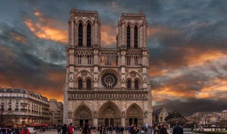 Katedralu Notre Dame pretvaraju u „zabavni tematski park“