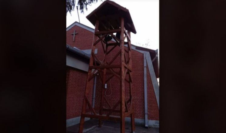 Hrvati u Somboru sami izgradili drveni zvonik i postavili zvona