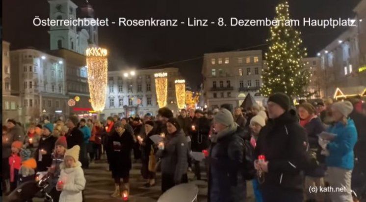 (VIDEO) Linz na koljenima i s krunicom u ruci u borbi protiv covid-potvrda i obaveznog cijepljenja