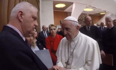 Papa Franjo mu poljubio ruku, a Sud dokazao da je lagao o pedofiliji u Crkvi