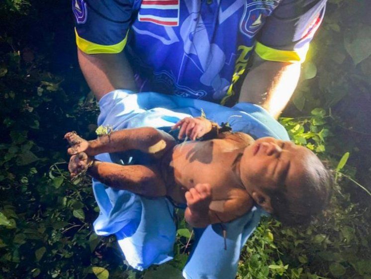 U šumi na Tajlandu pronađeno novorođenče: beba je na tlu provela dva dana, a nisu je dirali ni pitoni ni kobre, preživjela je i visoke temperature