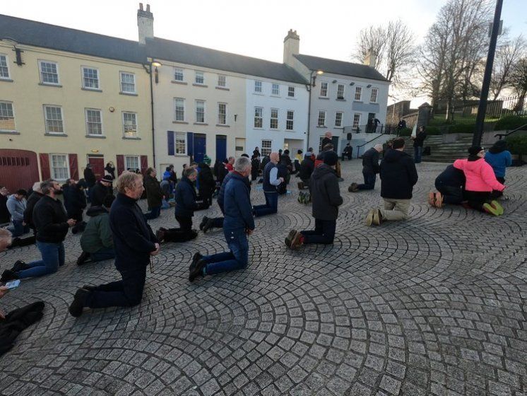 MOLITVA KRUNICE ZAHVAĆA SVIJET Muškarci u Irskoj novogodišnje okupljanje provode klečeći na trgovima