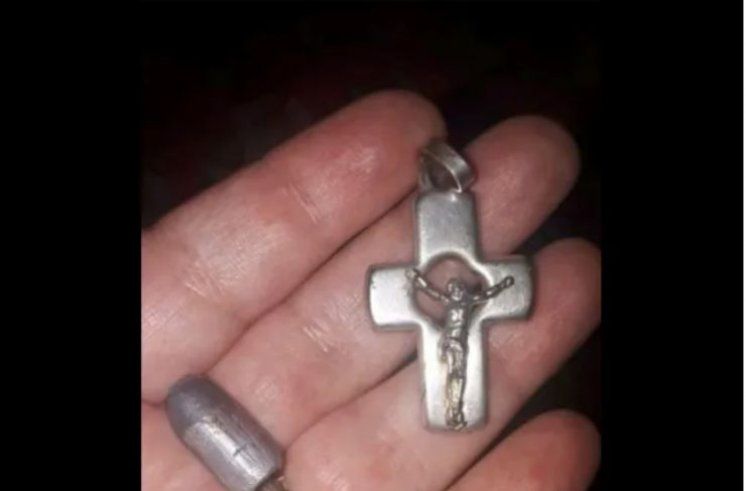 NOVOGODIŠNJE ČUDO Dječaka spasio metalni križ s raspelom kojega je nosio oko vrata